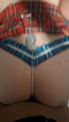 Une bonne levrette sur une milf habillée en petite ecolière