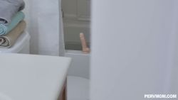 MILF aux gros seins suce la bite de son beau-fils