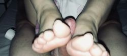 Branlette avec les pieds je résiste pas et lui jouit dessus