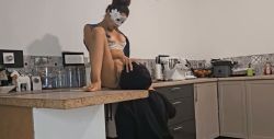 Baisée sur le comptoir de la cuisine les jambes en l&rsquo;air