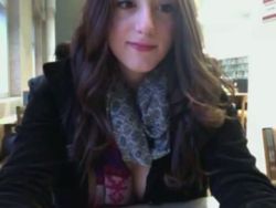 Elle se touche ses gros seins à la bibliothèque