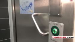 Salope blonde se fait démonter comme une folle dans les toilettes