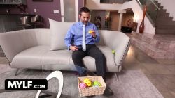 Lingerie sexy pour une femme aux gros seins qui veut plaire à cet homme d’affaires