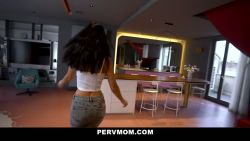 Vraie salope américaine brune et son gros cul adore accueillir des bonnes bites