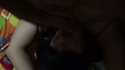 Elle lui fait une pipe la tête à l&rsquo;envers
