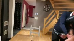 Milf brune se fait baiser par le pote de son homme devant lui