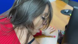 Visite surprise de ma femme au bureau, comme par hasard elle suce son boss
