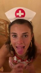 Infirmière sexy me suce pendant que je la filme