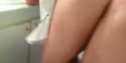 Mature soulevé dans la salle de bain par son conjoint