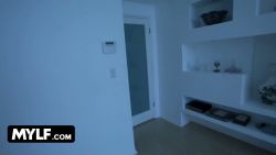 Elle s’endort avec lui mais dans la nuit sa bite devient folle