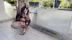 Je me masturbe sur le balcon et les voisins m’entendent gémir