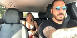 Ce chauffeur est un vrai cochon avec mes gros seins de salope
