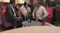 Mature se fait gangbang sur un canapé pour la première fois