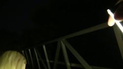 Elle suce un inconnu sur un pont en pleine nuit