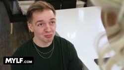 Il déchire cette daronne avec d’énormes seins sur son canapé