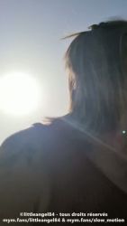 Deux copines font du stop et sucent le premier venu