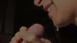 Elle aime sucer ma grosse bite au fond de sa gorge