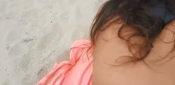 Suceuse de bites à la chaine à la plage derrière les dunes
