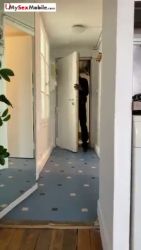 Mature se laisse attirer par une bonne bite noire