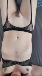 Première anale pour cette salope sexy avec de petits seins