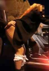 Elle se fait gicler sur sa jupe par deux crèves dalles