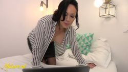 La MILF francese Adeline Lafouine ama sditalinarsi la figa bucata in cam
