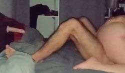 Je suce son gros calibre pendant que je me gode.