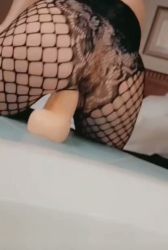 Petite salope huge dildo