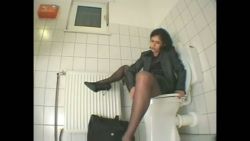Femme se gode dans les toilettes de son travail