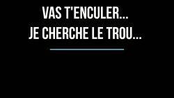 Attachée, écarte les cuisses, puis se fait enculer