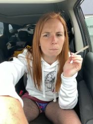 Sur le parking, RedHairedTeacher fait une pipe à une grosse bite
