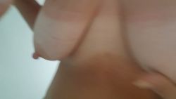 Je tâte les seins de la voisine amateur, une salope de quartier