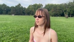 Deux mecs bien membrés pour Kate, 25ans !