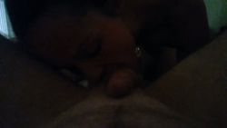 Milf française en string filme sa pipe amateur dans une sextape publique