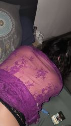 Jolie brune dans une sextape amateur en levrette