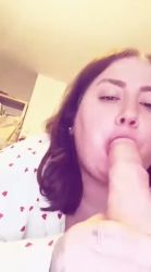 Une jeune brune bbw en solo fait une pipe profonde avec son gode