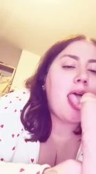 Une salope enrobée suce son gode