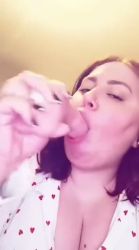 Elle adore la bite et est disponible pour gangbang dans le sud de la France en ma compagnie :)