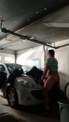 Grosse salope prise en levrette sur un capot de voiture