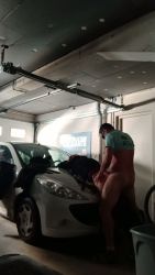 Beurette prise sur le capot de la voiture