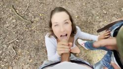 Cette jolie brune prend son pied dans un jardin public