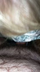 Elle lui taille sa meilleure pipe et elle avale