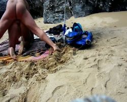 En levrette sur une plage en plein confinement