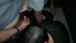 Je donne ma beurette à des mecs sous ses yeux