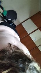 Cette belle brune aux gros seins sait vraiment comment sucer une bite