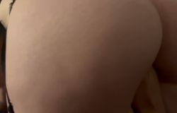 Je doigte une petite salope sur mon canapé