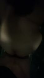 Je la tire par les cheveux pendant que je la baise en levrette