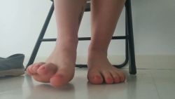 I guide you to jerk off with my feet
