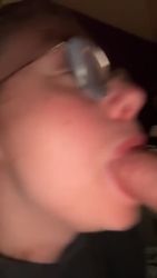 Ma femme me suce dans les toilettes avec son beau décolleté