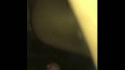 Rebeu métisse se prend une grosse bite de noir